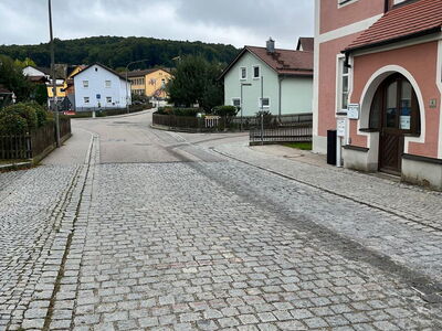 Eine Dieselspur zieht sich über ein Kopfsteinpflaster