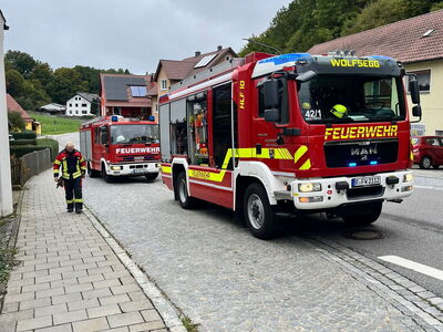 Feuerwehrautos im Ortskern beim Einsatz