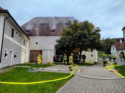 Simulierter Rauch steigt aus einem vermeintlich brennendem Gebäude