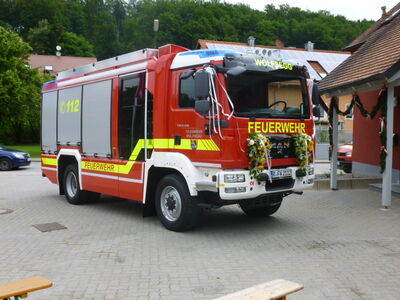 HLF 10 mit Blumenschmuck