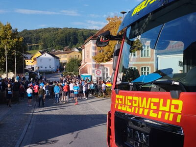 Frontansicht des HLF bei Absperrposten  vor dem Dorfplatz Wolfsegg mit Rathaus im Hintergrund