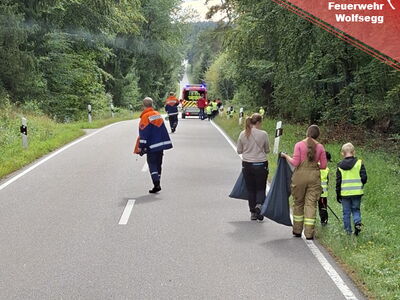 Feuerwehrler der FF Wolfsegg zusammen mit Kindern beim Einsammeln von Müll