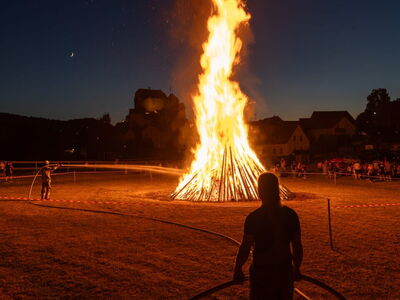 Johannifeuer vor Burgkulisse
