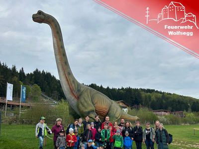 Gruppenbild vor einer Dinosaurierfigur