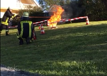 Darum sollte man brennendes Fett nicht mit Wasser löschen