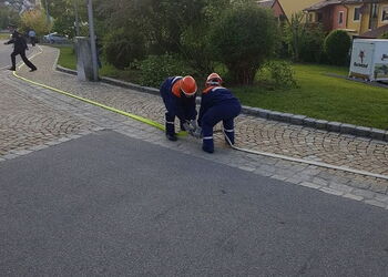 Es werden C- Schläuche gekuppelt was das Zeug hält