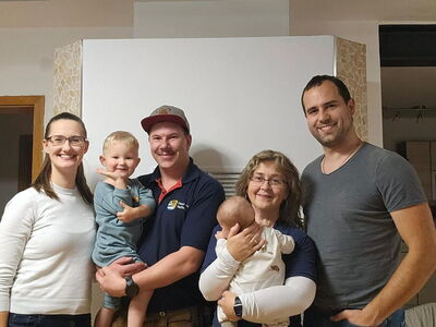 Familie Kirchhöfer zusammen mit Tobias Stegerer und Gabi Bauer