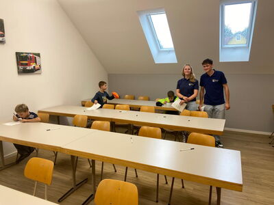 Kinder sitzen im Prüfungsraum und legen die Theorie ab
