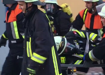 "Verletzter" Atemschutzträger wird abtransportiert