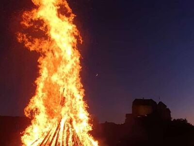Johannifeuer vor Burgkulisse