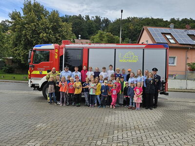 Gruppenbild vor dem HLF 10 mit allen Prüfern und Teilnehmern