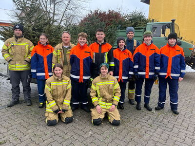 Gruppenbild Jugendfeuerwehr vor gesammelten Bäumen