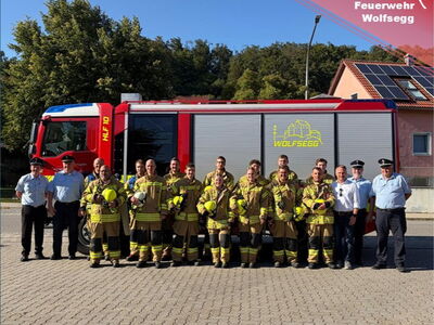 Gruppenbild vor dem HLF 10