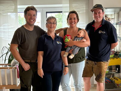 Gruppenfoto Karl Schwarz, Gabi Bauer, Lisa Schwarz mit Baby Josef, Tobias Stegerer