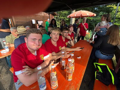 Gemütliches Beisammensein unterm Pavillon