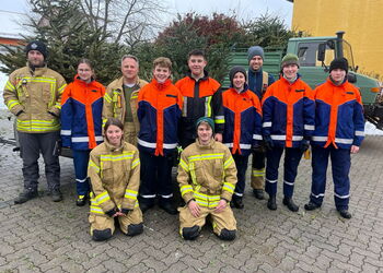 Gruppenbild Jugendfeuerwehr vor gesammelten Bäumen