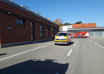 Ein Fahrzeug sperrt die Straße ab