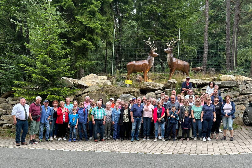 Gruppenbild vor einer Steinmauer der Teilnehmer des Ausflugs