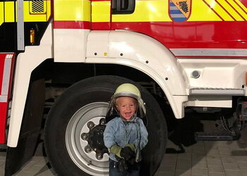 Ich wachse schon noch in den Feuerwehrhelm hinein