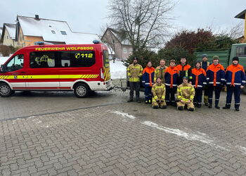 Gruppenbild Jugendfeuerwehr mit MTW