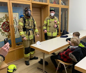 Feuerwehrmann Daniel hat eine Maske auf.
