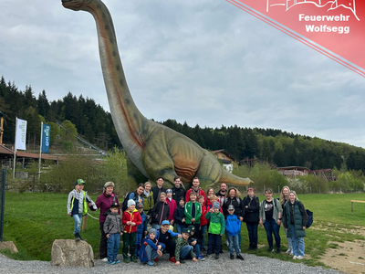Gruppenbild vor einer Dinosaurierfigur