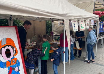 Kinder tummeln sich unter einem Pavillion