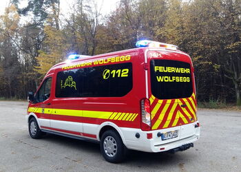 Rechte Fahrzeugseite mit eingeschaltetem Blaulicht und eingeschalteter  Umfeldbeleuchtung