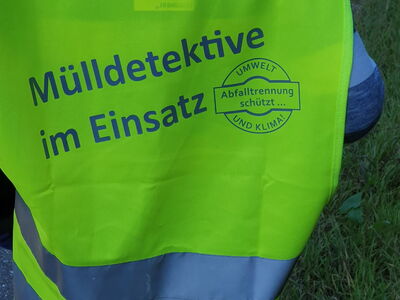 Leuchtgelben Warnweste mit Aufdruck Mülldetektive im Einsatz
