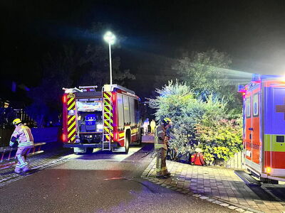 HLF 10 und RTW bei Einsatz im Dunkeln