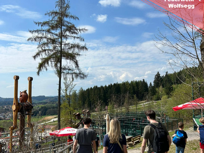 Mitglieder der Feuerwehr blicken in ein Tal
