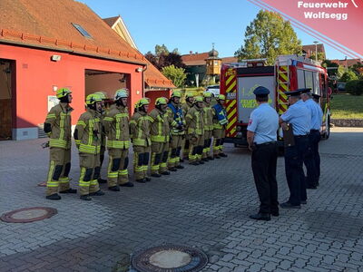 Aufstellung hinter dem HLF 10 bei der Leistungsprüfung
