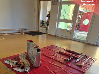 Eine Arbeitsplane liegt in einem Raum des Kindergartens aus