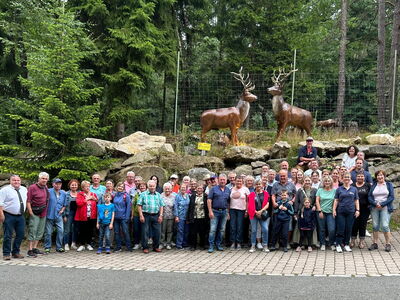 Gruppenbild vor einer Steinmauer der Teilnehmer des Ausflugs