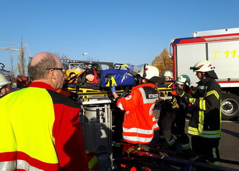 Der Patient wird mit der Trage von der Drehleiter gehoben