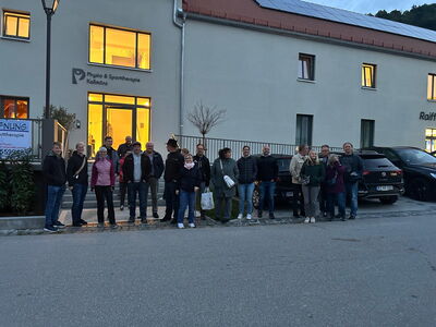 Gruppenbild vor dem neuen Raiffeisenbau in Kallmünz