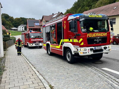 Feuerwehrautos im Ortskern beim Einsatz