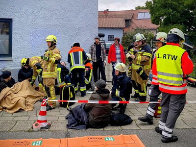 Einsatzpersonal und gerettete Personen versammelt