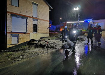 Sandsäcke werden  geholt