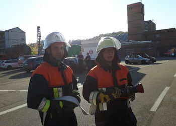 Ein Trupp stellt den Brandschutz sicher