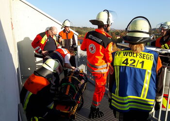 Patient wird auf der Trage für die Rettung vorbereitet