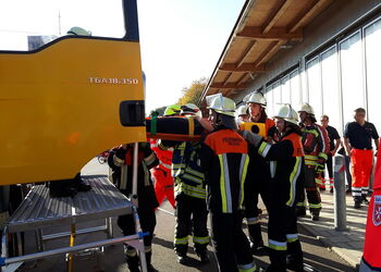 Die Verletzte Person wird aus dem LKW gerettet
