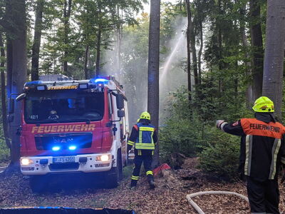 Stundenlanger Kampf gegen meterhohe Flammen aussichtslos?