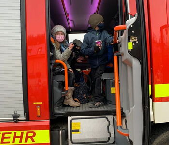 Im Feuerwehrauto lässt es sich aushalten.