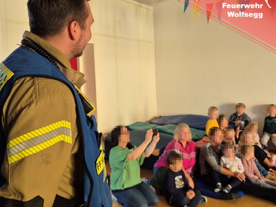 Ein Feuerwehrmann blickt in die Runde