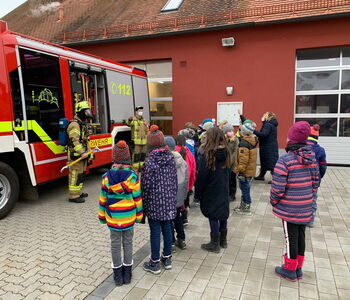 Die Kinder beantworten die ersten Fragen.