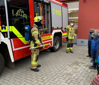 Was hat dieser Feuerwehrmann alles bei sich?