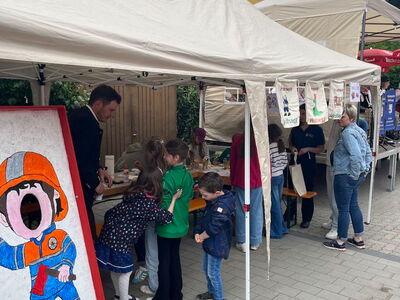 Kinder tummeln sich unter einem Pavillion
